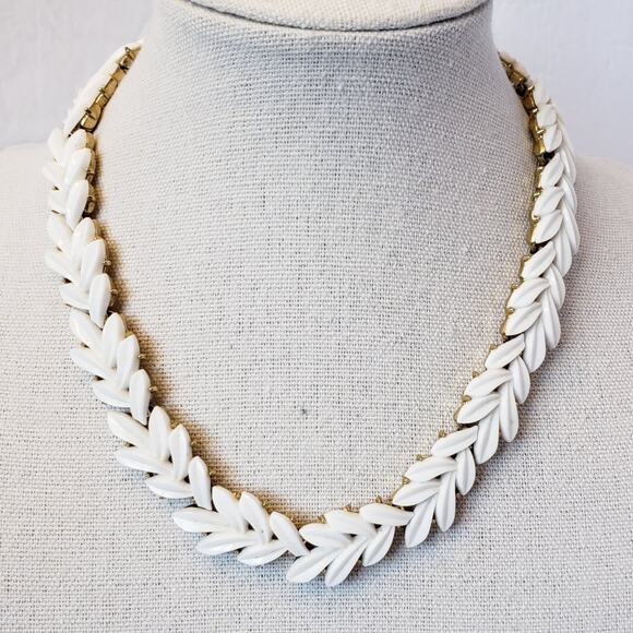 Vintage Trifari White Enamel Gold Tone Chevron Leaf Choker Necklace 13" - Picture 1 of 7